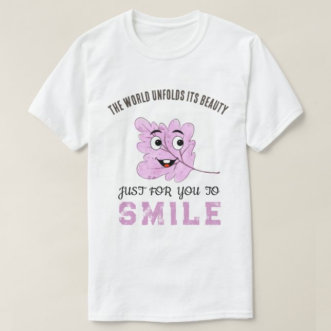 Camiseta "The World Unfolds Its Beauty" Purple Smiling Leaf (Diseño del anverso)