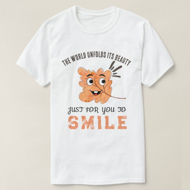 Camiseta "The World Unfolds Its Beauty" Smiling Leaf (Diseño del anverso)