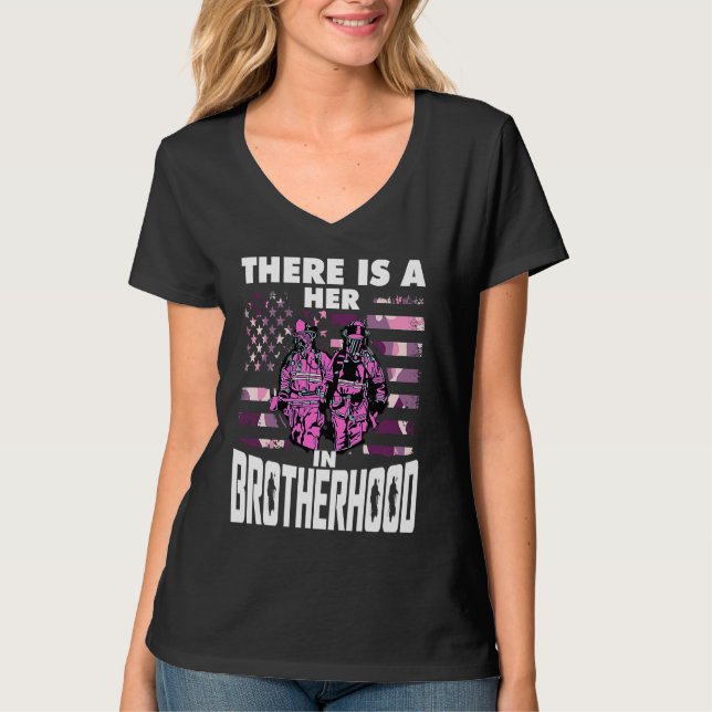 Camiseta There Is A Her In Brotherhood  Female Firefighter (Anverso)