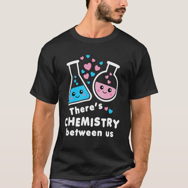 Camiseta There's Chemistry Between Us Funny Science Valenti (Anverso)