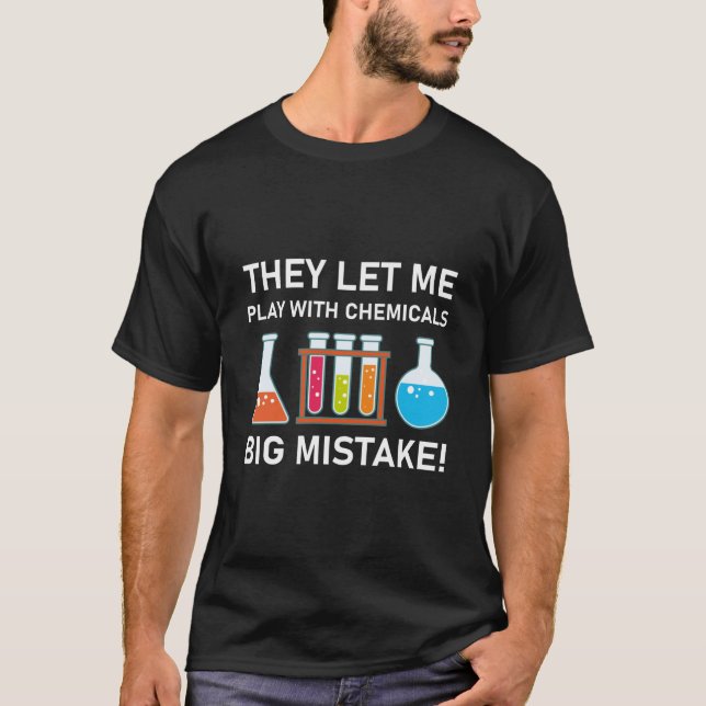 Camiseta They let me play with chemicals big mistake! (Anverso)