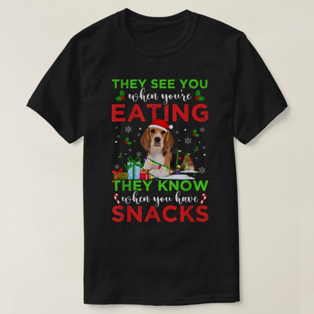 Camiseta They See You Eating Christmas Reindeer Santa Beagl (Diseño del anverso)