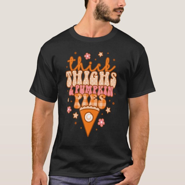Camiseta Thick Thighs And Pumpkin Pies Retro Groovy Thanksg (Anverso)