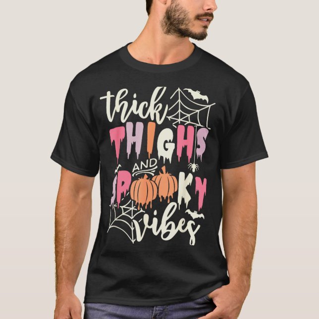 Camiseta Thick Thighs And Soky Vibes Retro Groovy Halloween (Anverso)