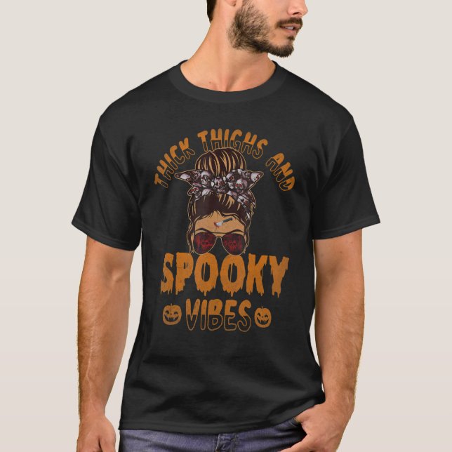Camiseta Thick Thighs And Spooky Vibes Messy Bun Skull Witc (Anverso)