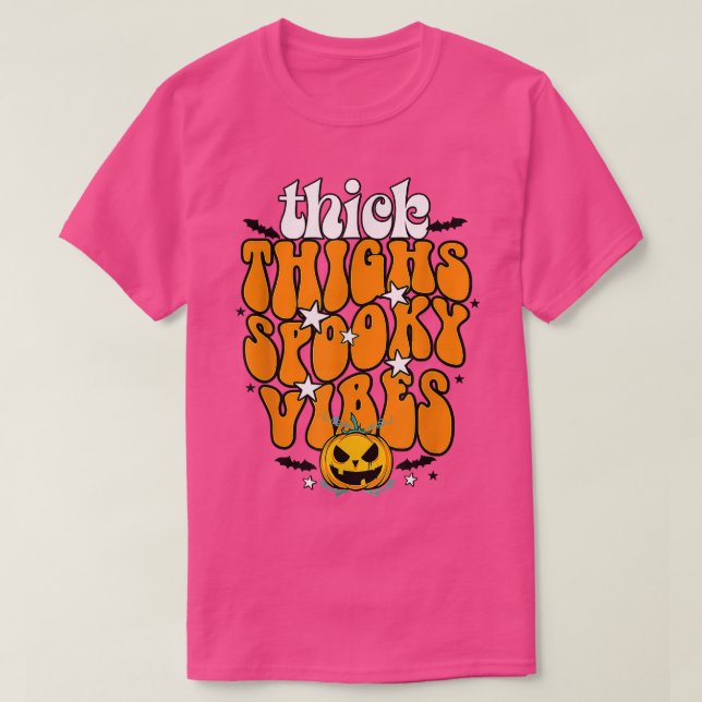 Camiseta Thick Thighs And Spooky Vibes Pumpkin Groovy Hallo (Diseño del anverso)