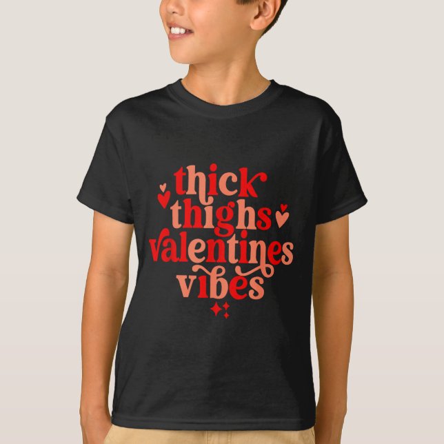 Camiseta Thick Thighs And Valentine Vibes Heart Valentine O (Anverso)