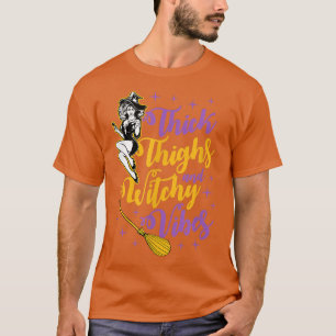 Camiseta Thick Thighs And Witchy Vibes Cute Witch Halloween