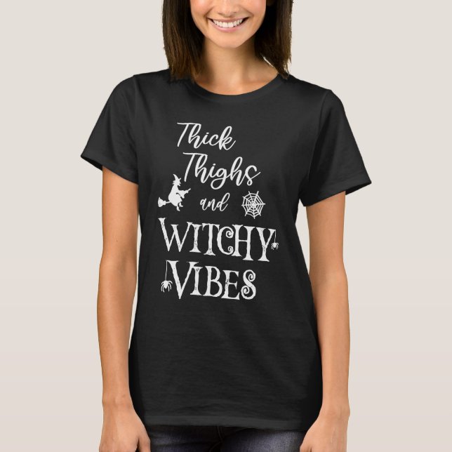 Camiseta Thick Thighs and Witchy Vibes  Halloween Gym Worko (Anverso)