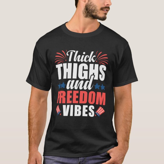 Camiseta Thick Thighs Freedom Vibes American Flag  4th Of J (Anverso)