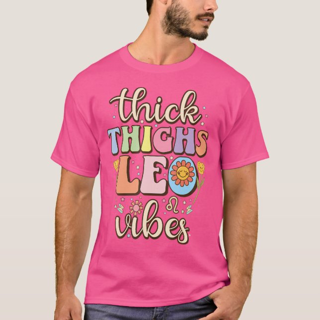 Camiseta Thick Thighs Leo Vibes Zodiac Rótulo Julio Bir (Anverso)