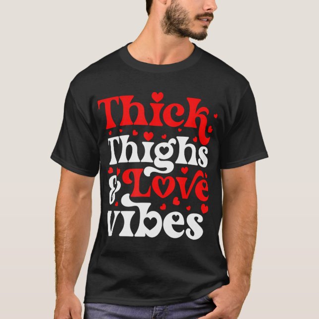 Camiseta Thick Thighs Love Vibes El día de San Valentín (Anverso)