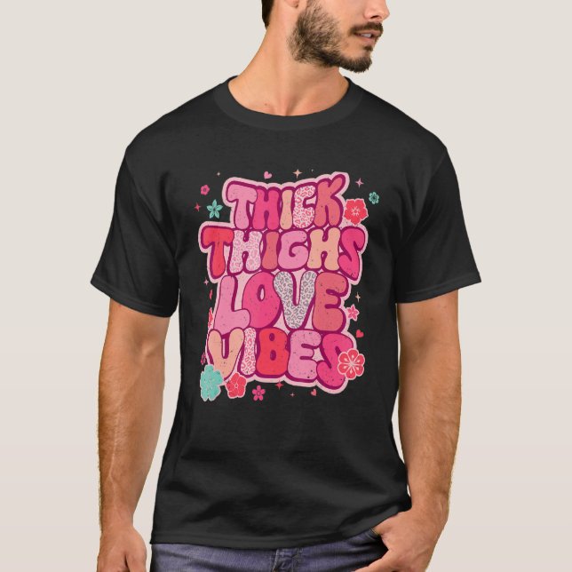 Camiseta Thick Thighs Love Vibes Matching Couple Happy Vale (Anverso)