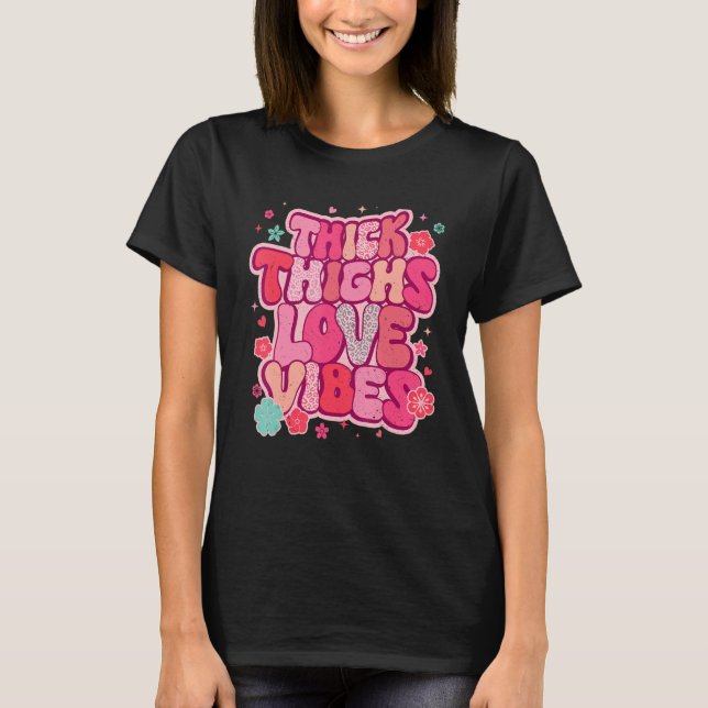 Camiseta Thick Thighs Love Vibes Matching Couple Happy Vale (Anverso)