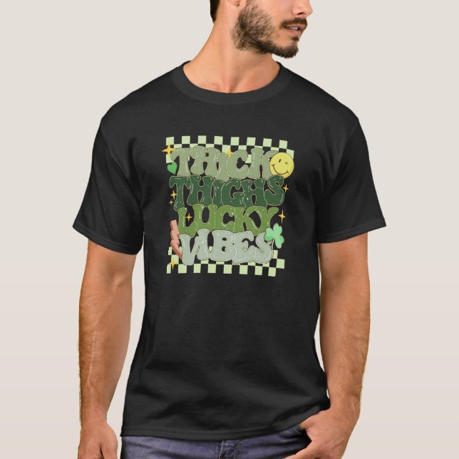 Camiseta Thick Thighs Lucky Vibes Retro Groovy Women St Pat (Anverso)
