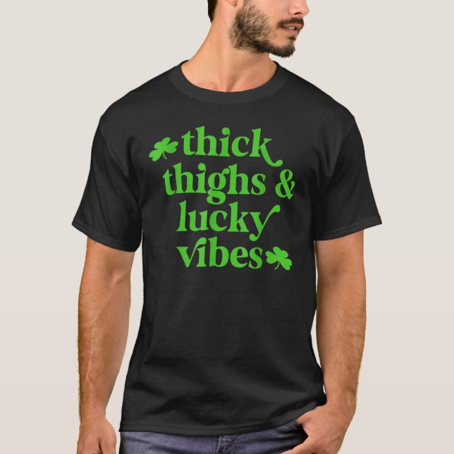 Camiseta Thick Thighs Lucky Vibes St Patrick's Day (Anverso)