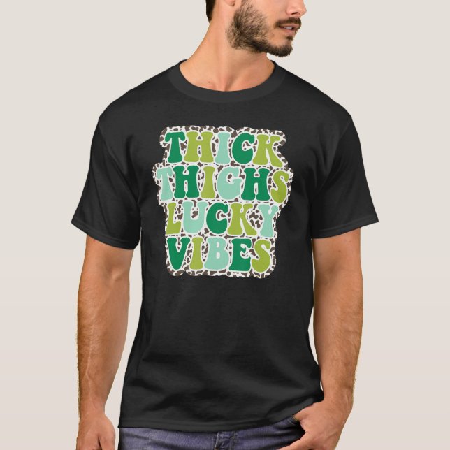 Camiseta Thick Thighs Lucky Vibes St Patrick's Day leopard  (Anverso)