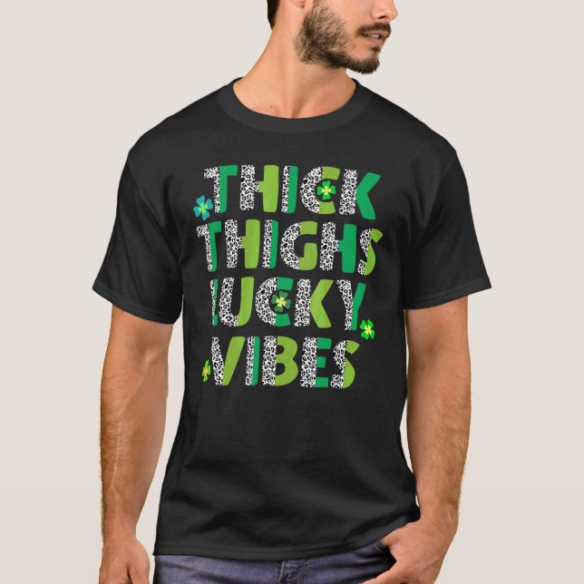 Camiseta Thick Thighs Lucky Vibes St Patrick's Day Leopard  (Anverso)