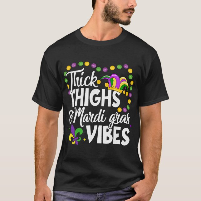 Camiseta Thick Thighs Mardi Gras Vibes Fleur De Lis Mardi G (Anverso)