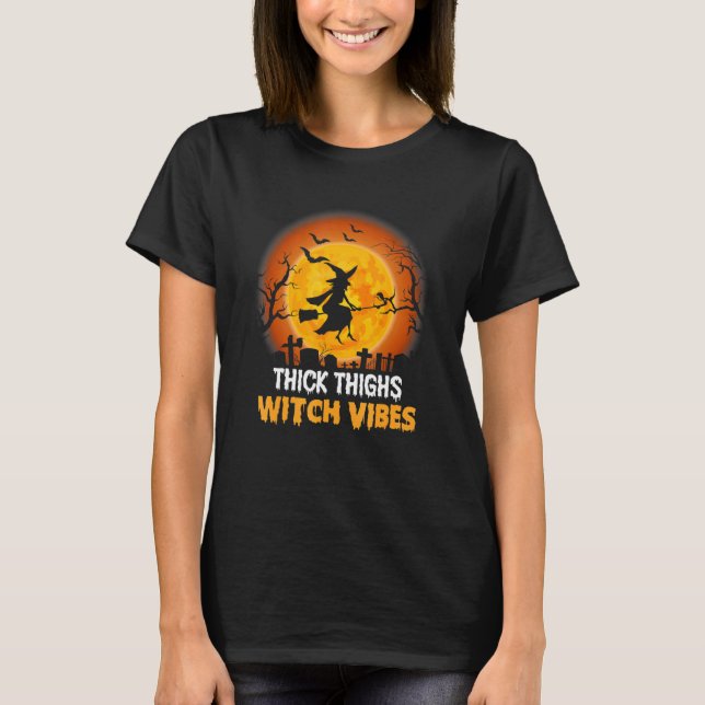 Camiseta Thick Thighs Witch Vibes Halloween Style (Anverso)