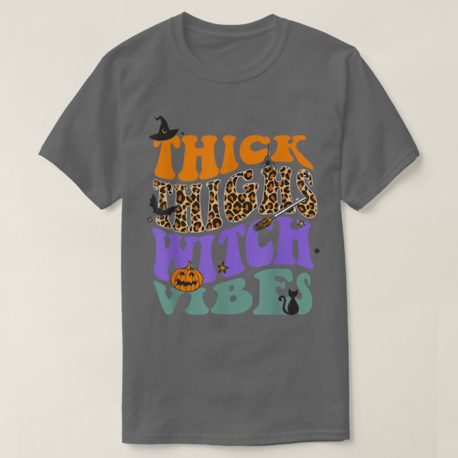 Camiseta Thick Thighs Witch Vibes Leopard Pumpkin Gorra de  (Diseño del anverso)