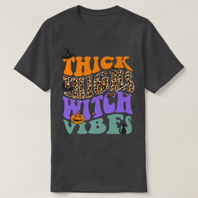 Camiseta Thick Thighs Witch Vibes Leopard Pumpkin Gorra de  (Diseño del anverso)