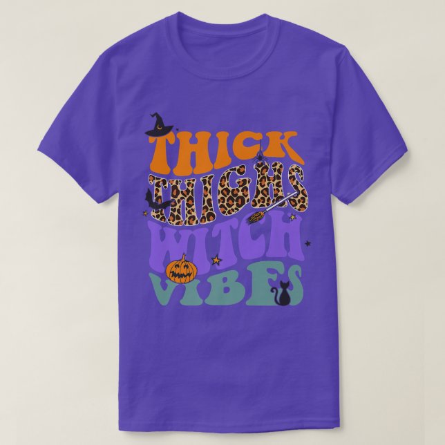 Camiseta Thick Thighs Witch Vibes Leopard Pumpkin Witch Hat (Diseño del anverso)