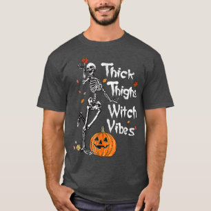 Camiseta Thick Thighs Witch Vibes Skeleton Pumpkin Fall Hal