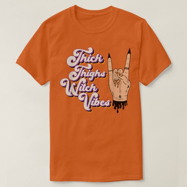 Camiseta Thick Thighs Witch Vibes Spooky Halloween Hallowee (Diseño del anverso)
