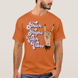 Camiseta Thick Thighs Witch Vibes Spooky Halloween Hallowee