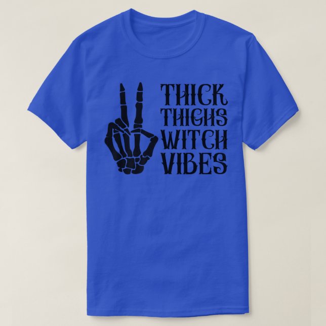 Camiseta Thick Thighs Witch Vibes Spooky Skeleton Peace Hal (Diseño del anverso)