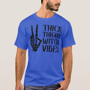 Camiseta Thick Thighs Witch Vibes Spooky Skeleton Peace Hal