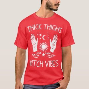 Camiseta Thick Thighs Witch Vibes Witchy Halloween 917