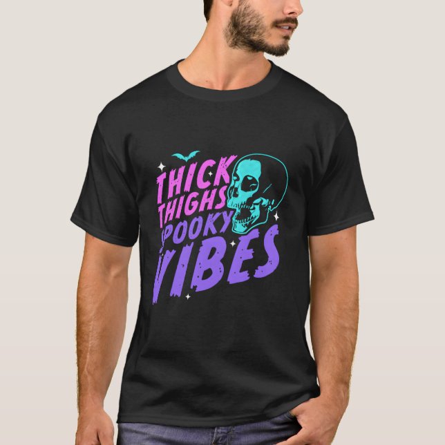 Camiseta Thick Thighy Spooky Vibes Funny Halloween Skull Pa (Anverso)