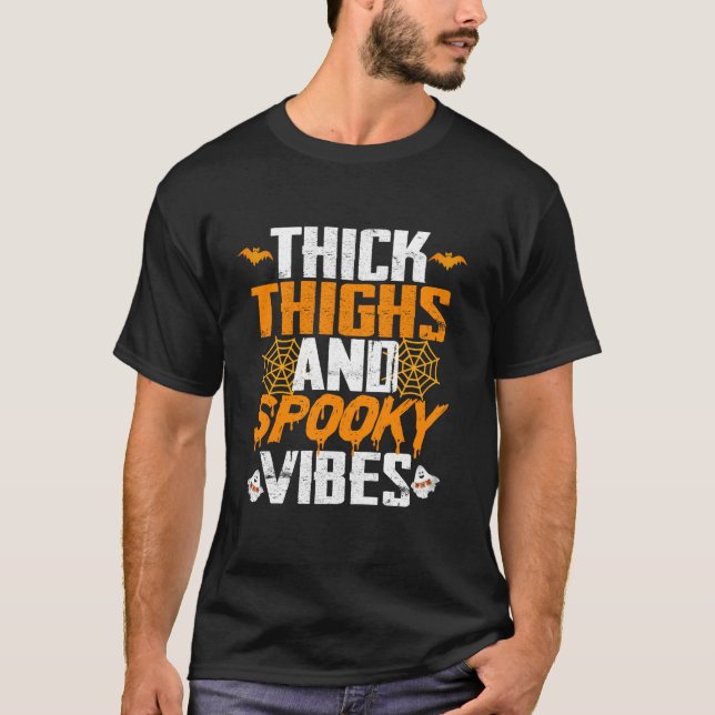 Camiseta Thick Thighy Spooky Vibes Funny Halloween T Shirt (Anverso)