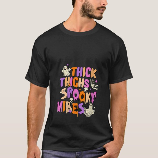 Camiseta Thick Thighy Spooky Vibes Halloween Ghost Boo Skul (Anverso)