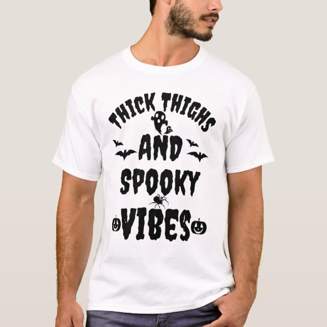 Camiseta Thick Thighy Spooky Vibes Halloween Halloween Holi (Anverso)