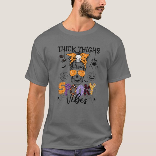 Camiseta Thick Thighy Spooky Vibes Messy Bun Skull Spider H (Anverso)