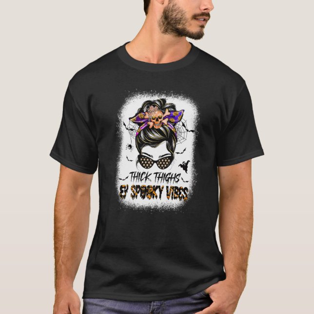 Camiseta Thicks Thighs Spooky Vibes Skull Messy Bun Hallowe (Anverso)