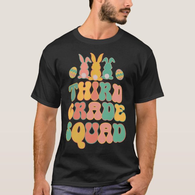 Camiseta Third Grad Squad Teacher  Retro Groovy Easter Bunn (Anverso)