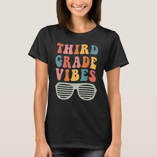 Camiseta Third Grade Vibes Hello 3rd Grade Teacher 1st Day  (Anverso)