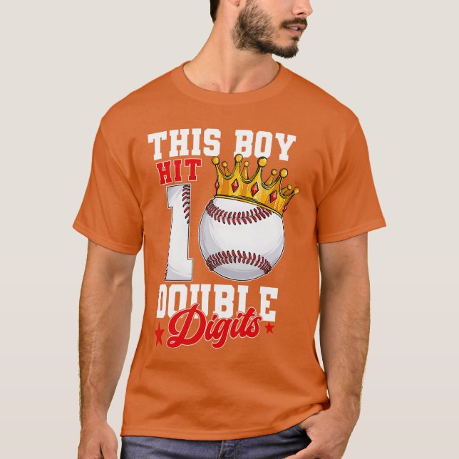 Camiseta This Boy Now 10 Double Digits Baseball 10th Birthd (Anverso)