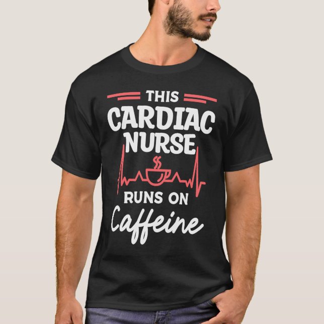 Camiseta This Cardiac Nurse Runs On Caffeine Cardiologist C (Anverso)