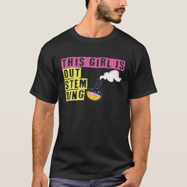 Camiseta This Girl Is Out Stem Ding Steminist Science Math  (Anverso)