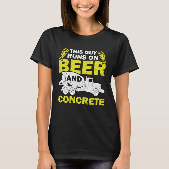 Camiseta This Guy Runs On Beer And Concrete Concrete Mixer (Anverso)