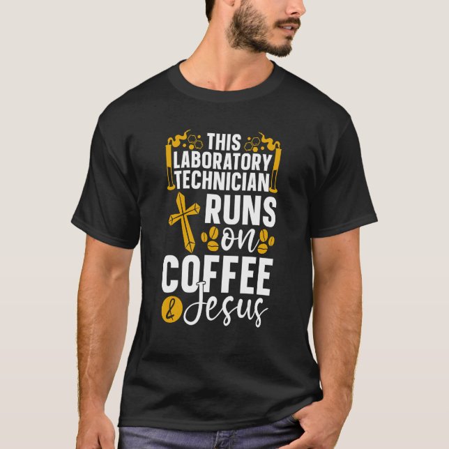 Camiseta This Laboratory Technician Runs On Coffee Chemist  (Anverso)