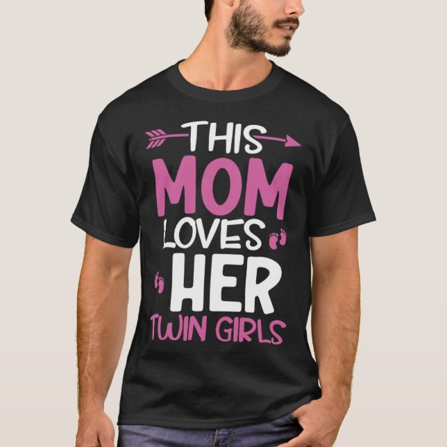 Camiseta This Mom Loves Her Twin Girls Mothers Day Twin Mam (Anverso)