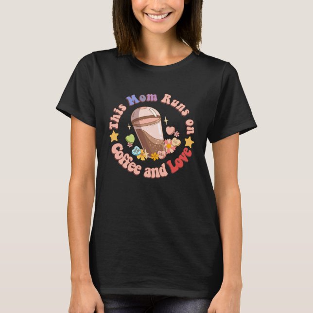 Camiseta This Mom Runs on Coffee and Love Funny Caffeine Mo (Anverso)