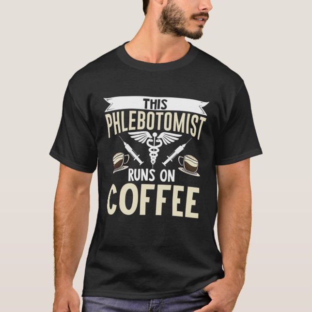 Camiseta This Phlebotomist Runs On Coffee Phlebotomy Tech T (Anverso)