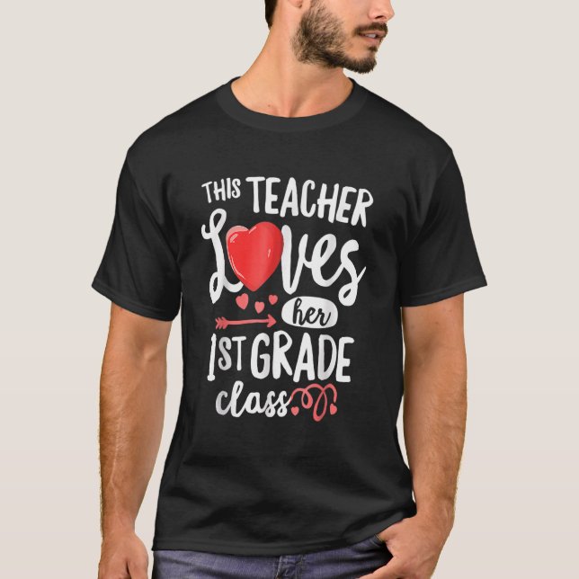 Camiseta This Teacher Loves 1st Grade Class Valentines Day  (Anverso)
